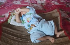 'Nhặt' được bé sơ sinh bị vứt ở bụi cỏ, người phụ nữ quyết không cho ai
