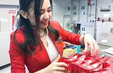 Nữ tiếp viên hàng không gốc Hoa bị chụp trộm gây sốt mạng xã hội