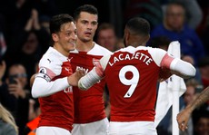 Lập 'cú đúp' trong 3 phút, Aubameyang giúp Arsenal vào top 4