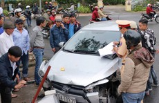 Xe con gây tai nạn liên hoàn, 4 người nhập viện
