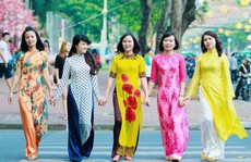 Quyên góp áo dài tặng nữ công nhân khó khăn