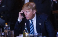 Nhà Trắng bác tin ông Trump có 3 chiếc iPhone