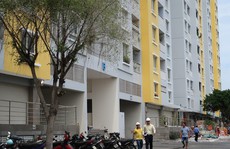 Thang máy chung cư Carina gặp sự cố, gọi đường dây nóng vô vọng