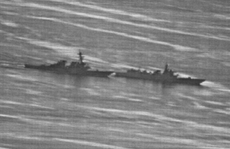 Lộ ảnh tàu Trung Quốc 'vượt đầu' tàu Mỹ trên biển Đông