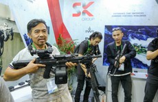 Tận tay cầm vũ khí tối tân trong triển lãm quốc tế về an ninh tại Hà Nội