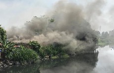 Cơ sở thu mua phế liệu đổ sập trong đám cháy