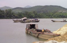 Băm nát sông Hương