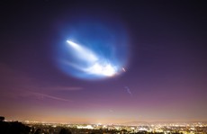 Vầng sáng trôi trên trời khiến dân California hoang mang