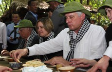 Chủ tịch Cuba thưởng thức khoai mì tại địa đạo Củ Chi
