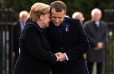 TT Trump 'ngại mưa', ông Macron và bà Merkel nắm chặt tay đồng lòng