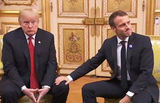 Giải mã phản ứng của ông Trump khi ông Macron vỗ đầu gối