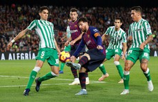 Messi trở lại, Barcelona thua tệ hại Real Betis ở Nou Camp