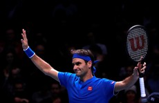 Clip: Federer khoe tuyệt kỹ khiến Thiem thua chóng vánh