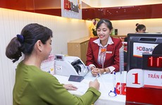 Sếp ngân hàng “thu gom” cổ phần