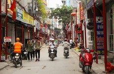 Chôn hàng trăm chiếc cột đỏ trên vỉa hè để tạo dựng tuyến phố văn minh