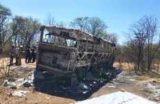 Bình gas nổ làm xe buýt bốc cháy, 42 người thiệt mạng