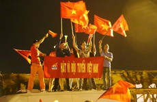 Cả nước xuống đường mừng tuyển Việt Nam thắng Malaysia