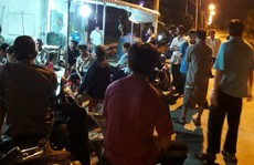 Hàng chục người dân chặn xe chở bình ắc-quy phế thải trong đêm