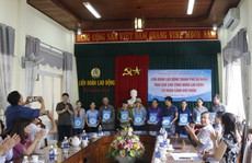 Nhận quà của LĐLĐ Đà Nẵng, công nhân Quảng Nam xúc động bật khóc