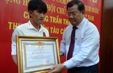 Cứu người trong sóng dữ