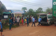 Nô đùa gần bánh xe container, bé trai 1 tuổi bị cán chết