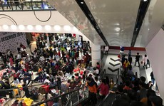 Dân Việt xếp hàng tới đêm săn đồ hiệu giảm giá Black Friday