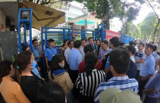 Cư dân ở lại Quỹ phát triển nhà ở TP HCM đến nửa đêm để đòi căn hộ