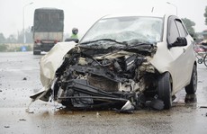 Chồng cầm lái ôtô tông xe tải, vợ chồng và con trai trọng thương