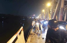 Vụ xe Mercedes rơi xuống sông: Có tông xe máy và có thêm nạn nhân hay không?