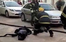 Mẹ che cho con trong vụ nổ xe điện, cả hai đều chết thảm