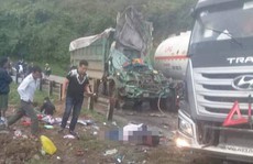 Xe bồn tông nát đầu xe ben, 2 người bị thương nặng trong ca bin