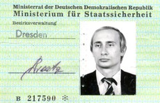 Tìm thấy thẻ điệp viên Stasi của Tổng thống Putin tại Đức