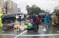 Người thân khóc ngất bên thi thể thanh niên bị tai nạn dưới trời mưa rét 12 độ