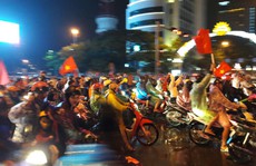 Người dân Đà Nẵng đội mưa xuống đường ăn mừng đội tuyển Việt Nam chiến thắng