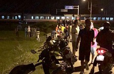Tàu tông xe 7 chỗ, 5 người thương vong