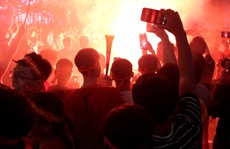 CĐV tại TP HCM đốt pháo sáng ăn mừng chiến thắng của tuyển Việt Nam