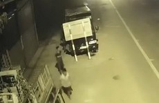 Hai thiếu niên trộm xe tải chạy hàng chục cây số rồi… đâm vào cột đèn