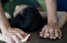 Nhờ hiệu trưởng tố cáo, gã đàn ông lộ chân tướng hiếp dâm con riêng của vợ