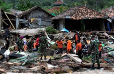 Indonesia: Sau sóng thần chớp nhoáng là động đất và thảm họa lơ lửng