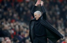 Mourinho: Học trò đòi sa thải, báo chí tố lăng nhăng bồ trẻ