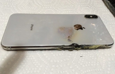 iPhone Xs Max bốc khói trong túi quần