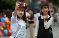 Clip: Biển người đổ về phố đi bộ Nguyễn Huệ đón năm mới