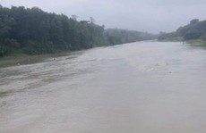 Học sinh lớp 5 bị nước cuốn mất tích khi đi câu cá