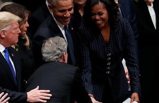 Bận tang lễ cha, ông Bush vẫn nhớ chuyền  kẹo cho bà Obama