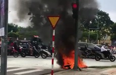 Xe tay ga bốc cháy dữ dội giữa trung tâm Đà Nẵng