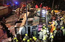 Xe buýt 2 tầng bị lật, 19 người thiệt mạng