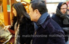 Rộ ảnh bà Yingluck cùng người anh mua sắm tại Trung Quốc