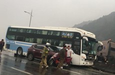 Xe khách tông xe chở người về quê ăn Tết, hành khách hoảng loạn