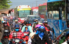 Ô tô đổ về miền Tây, Tiền Giang ùn tắc nhiều nơi