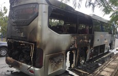 Hơn 10 người la hét trên xe khách bốc cháy ở đường Mai Chí Thọ